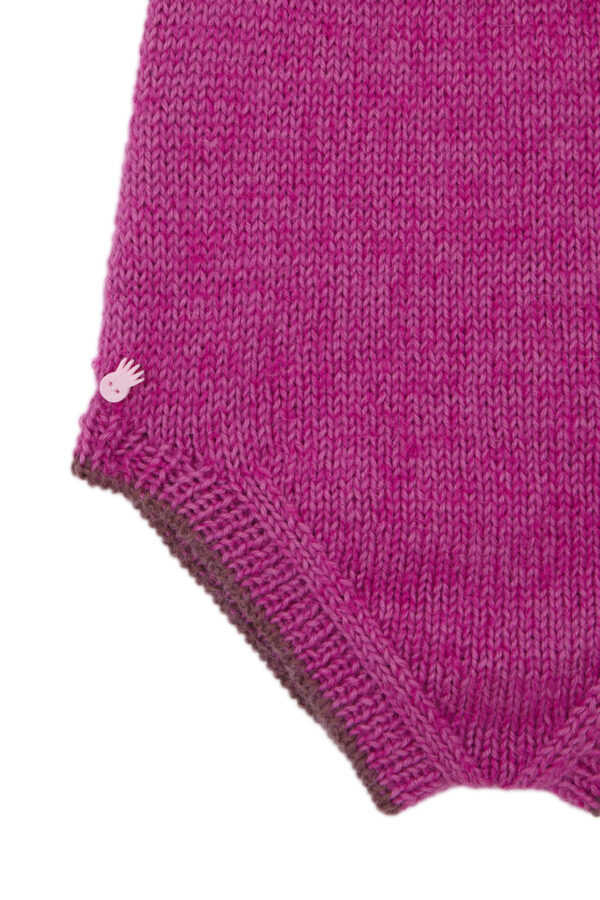 Detalla de culote lana mohair tejido a mano en color buganvilla con borde marrón