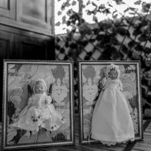 pareja de cuadros decorativos con muñecos gemelos antiguos de porcelana, vestidos con faldones y colocados en marcos dorados con fondo vintage