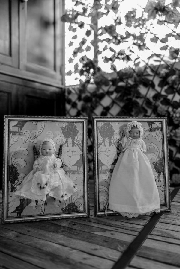 pareja de cuadros decorativos con muñecos gemelos antiguos de porcelana, vestidos con faldones y colocados en marcos dorados con fondo vintage