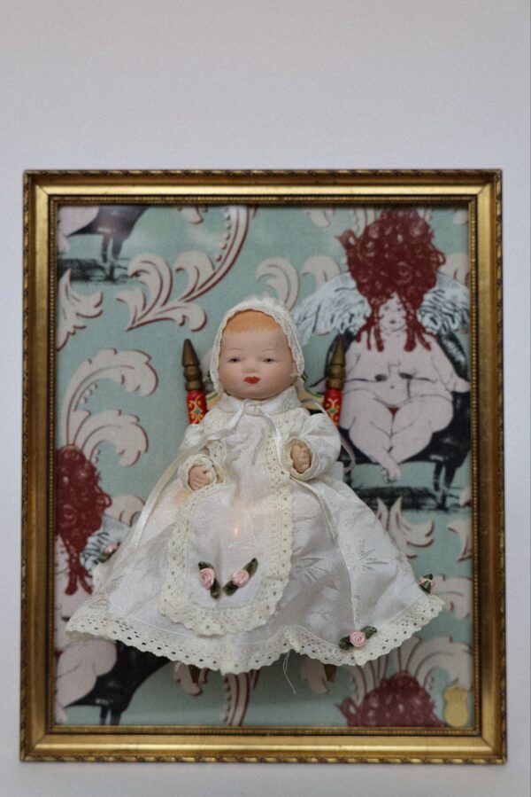pareja de cuadros decorativos con muñecos gemelos antiguos de porcelana, vestidos con faldones y colocados en marcos dorados con fondo vintage