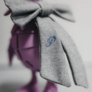 Escultura de cartón en forma de pato rosa con lazo en denim y p bordada