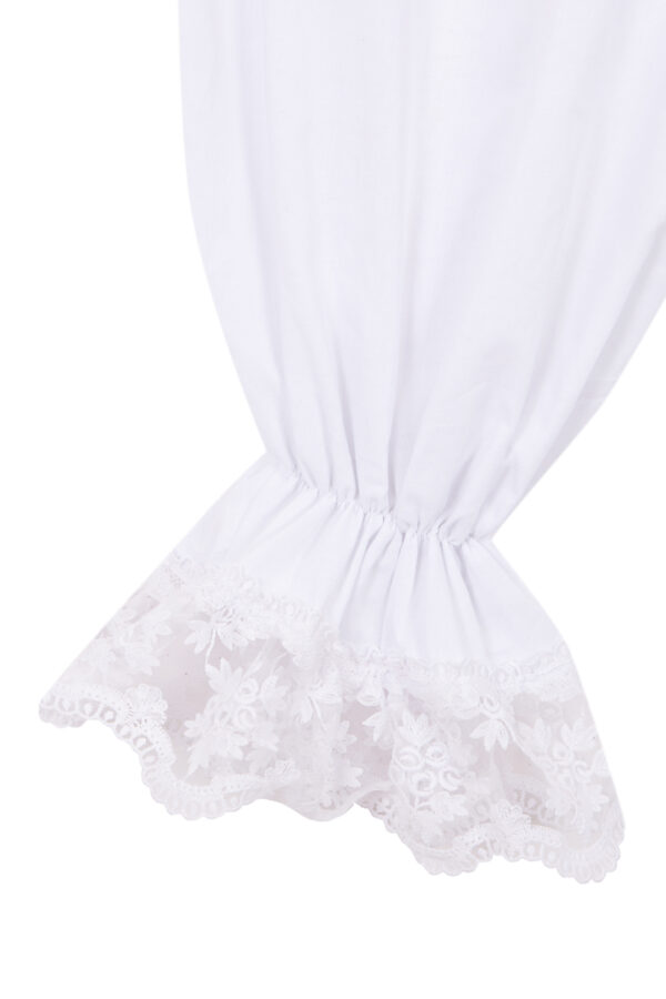 Detalle puño encaje de pantalon blanco
