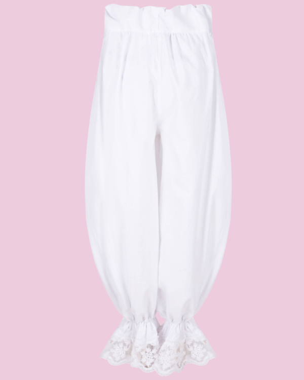 Pantalon bombacho blanco confeccionado en popelin de algodon 100% con delicados acabados en encaje. Hecho bajo pedido con posibilidad de ajustar el largo