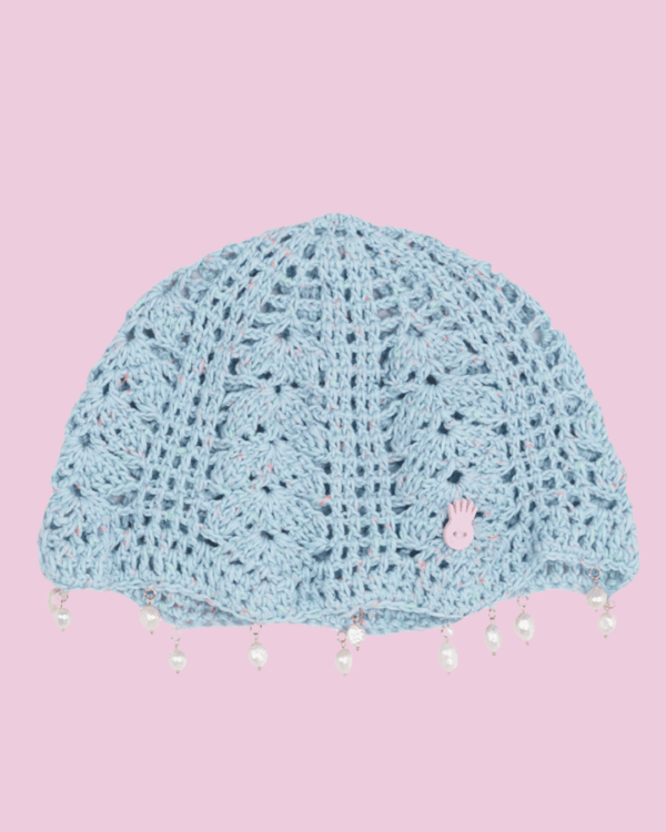 Gorro casquete de crochet azul tejido a mano en algodón 100% con pequeñas perlas colgantes y detalles multicolor de The Curiousers