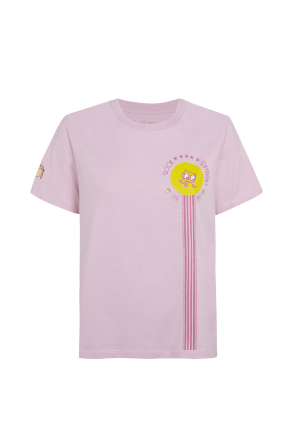 Lady Soccer, camiseta rosa de mujer de algodón orgánico de The Curiousers meet Celipe Perroloco inspirada en la estetica blokecore con ilustración exclusiva