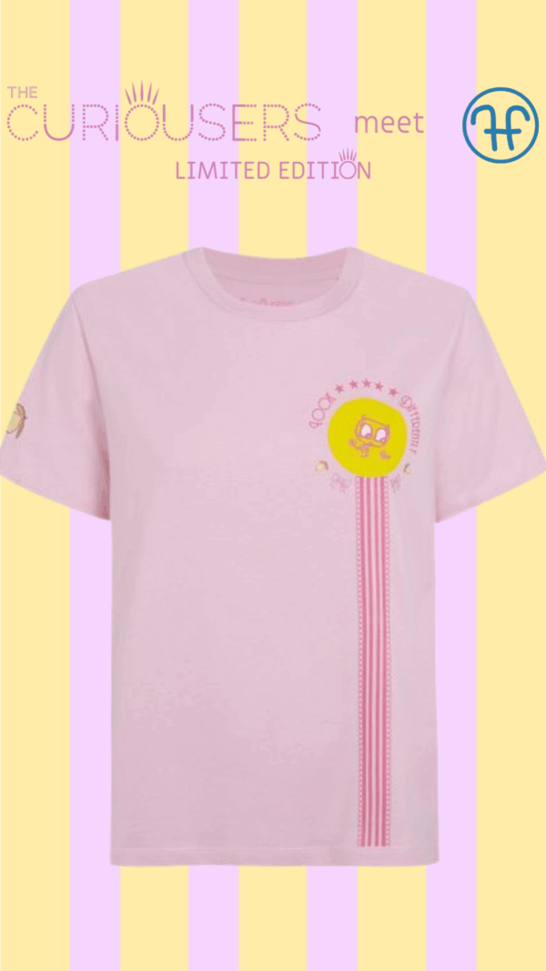 Lady Soccer, camiseta rosa de mujer de algodón orgánico de The Curiousers meet Celipe Perroloco inspirada en la estética blokecore con ilustración exclusiva